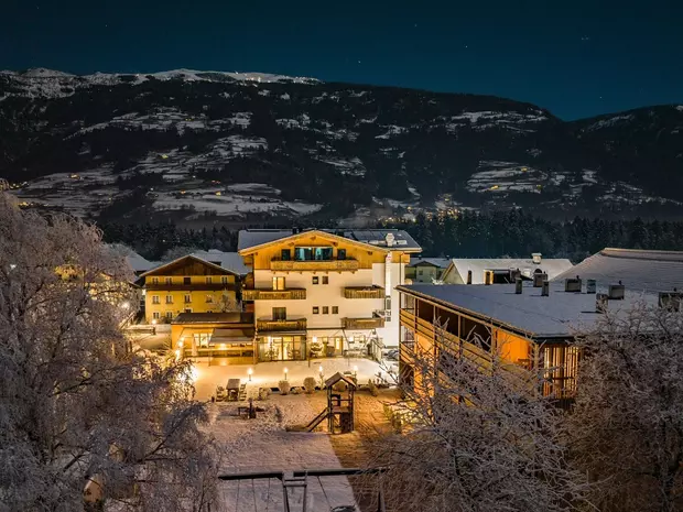 Dolomitenhof bei Nacht im Winter © TO-Productions
