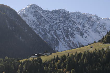 Blick auf Bergbauernhof im Hochpustertal © TVB Osttirol / Peter Leiter