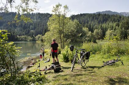 Entspannte Radtour mit Pause an der Drau © Tirol Werbung / Frank Bauer